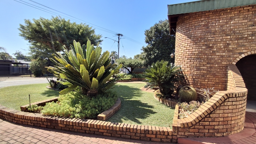 7 Bedroom Property for Sale in Dorandia Gauteng