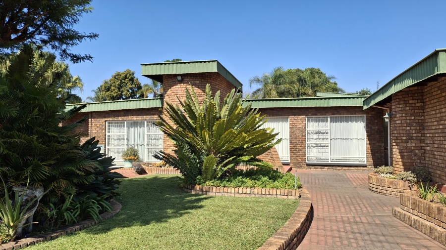 7 Bedroom Property for Sale in Dorandia Gauteng