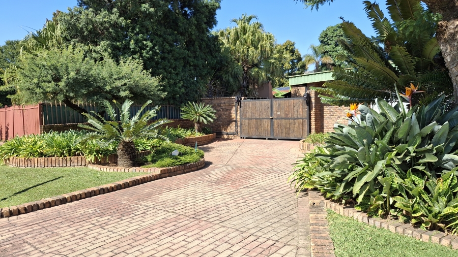 7 Bedroom Property for Sale in Dorandia Gauteng