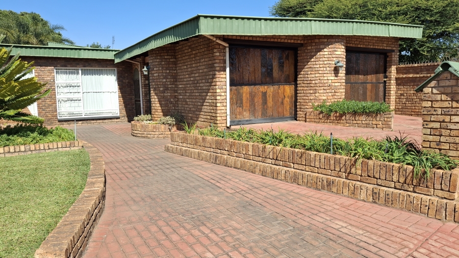 7 Bedroom Property for Sale in Dorandia Gauteng