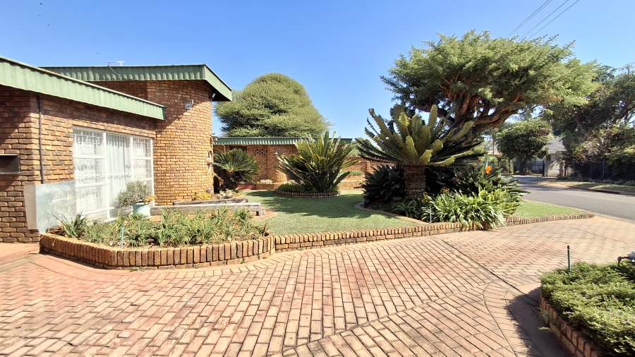 7 Bedroom Property for Sale in Dorandia Gauteng