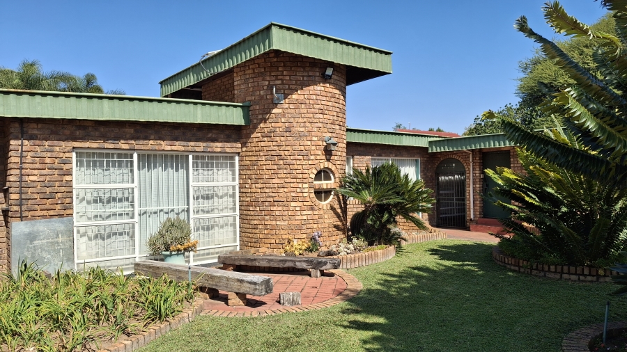 7 Bedroom Property for Sale in Dorandia Gauteng
