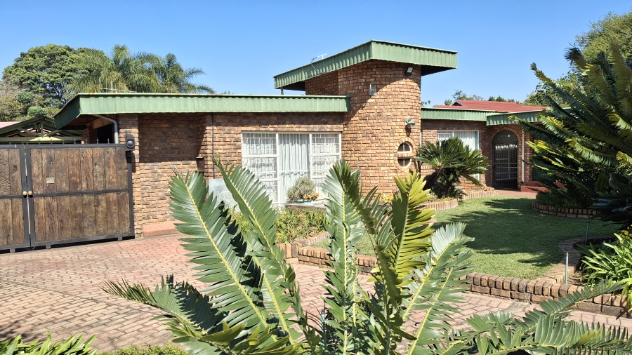 7 Bedroom Property for Sale in Dorandia Gauteng