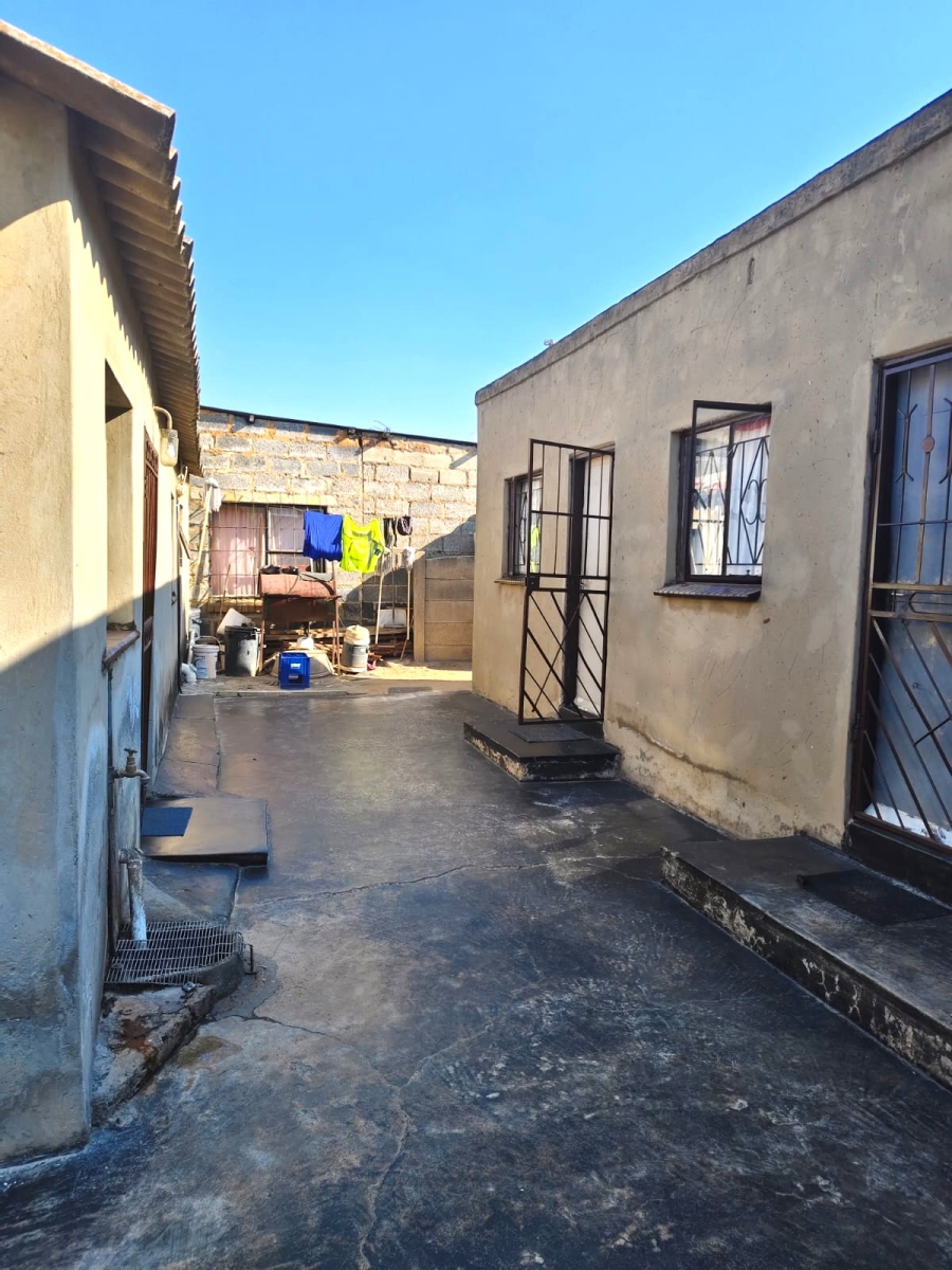 9 Bedroom Property for Sale in Umfuyaneni Gauteng
