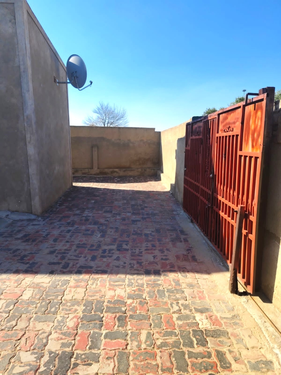 9 Bedroom Property for Sale in Umfuyaneni Gauteng