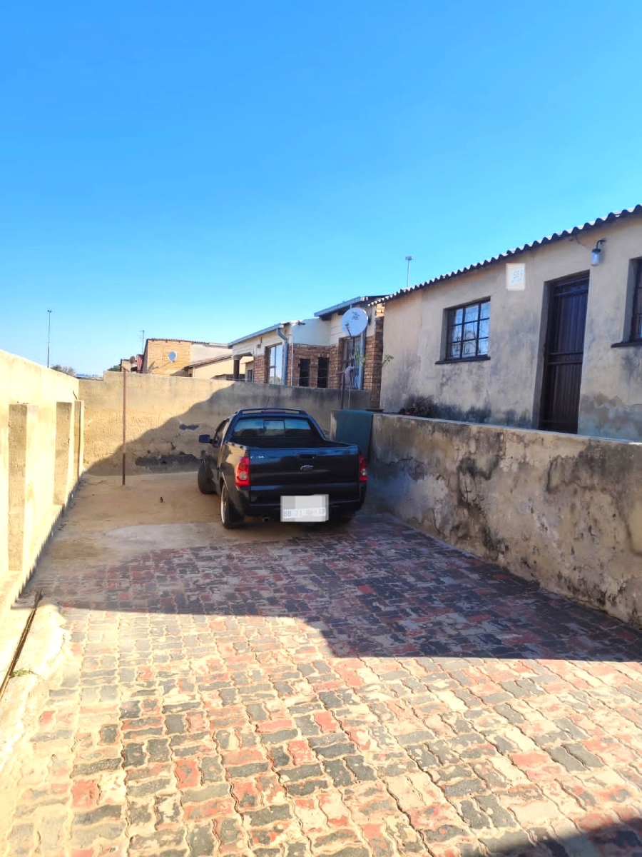9 Bedroom Property for Sale in Umfuyaneni Gauteng