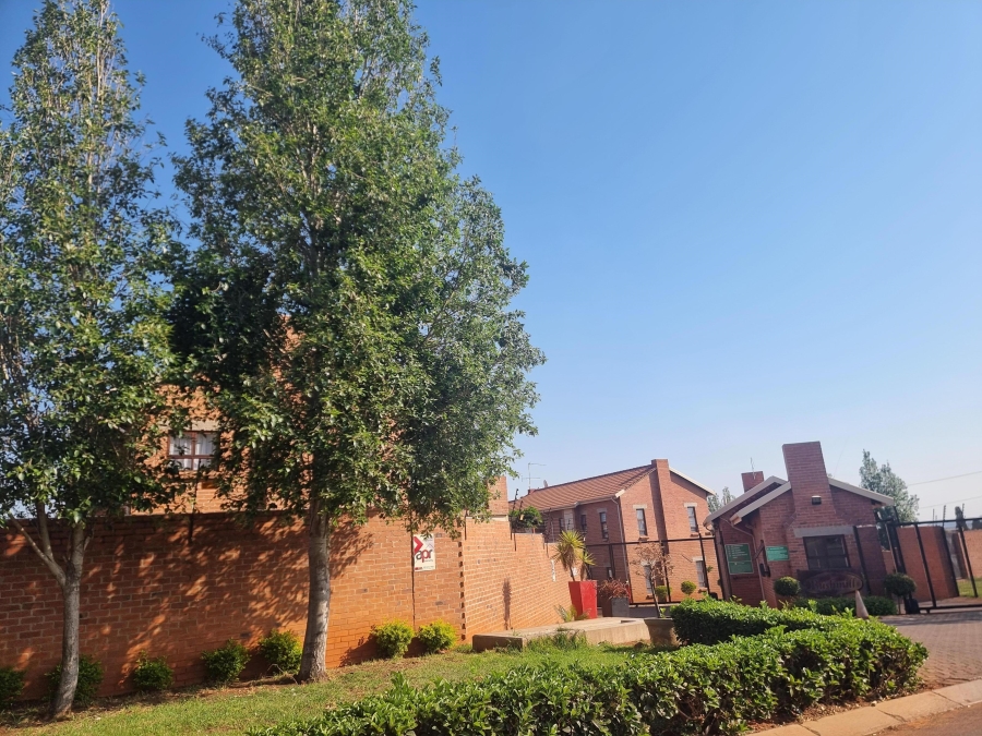 To Let 1 Bedroom Property for Rent in Ruimsig Gauteng