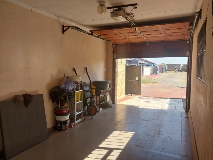 5 Bedroom Property for Sale in Vosloorus Ext 7 Gauteng