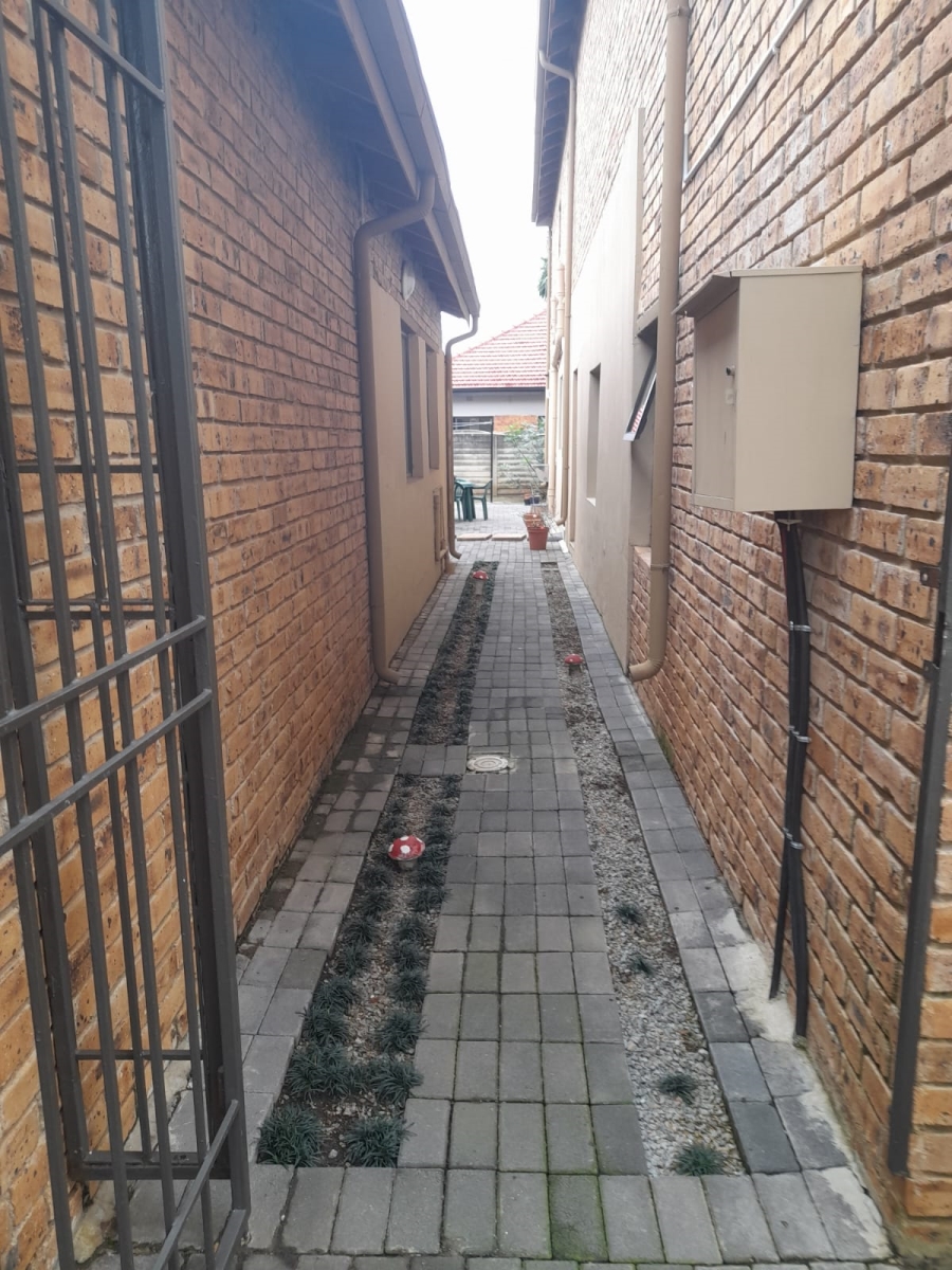To Let 2 Bedroom Property for Rent in Greenside Gauteng