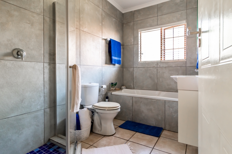 3 Bedroom Property for Sale in Waverley Gauteng