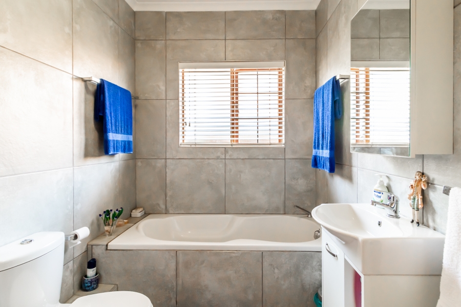 3 Bedroom Property for Sale in Waverley Gauteng