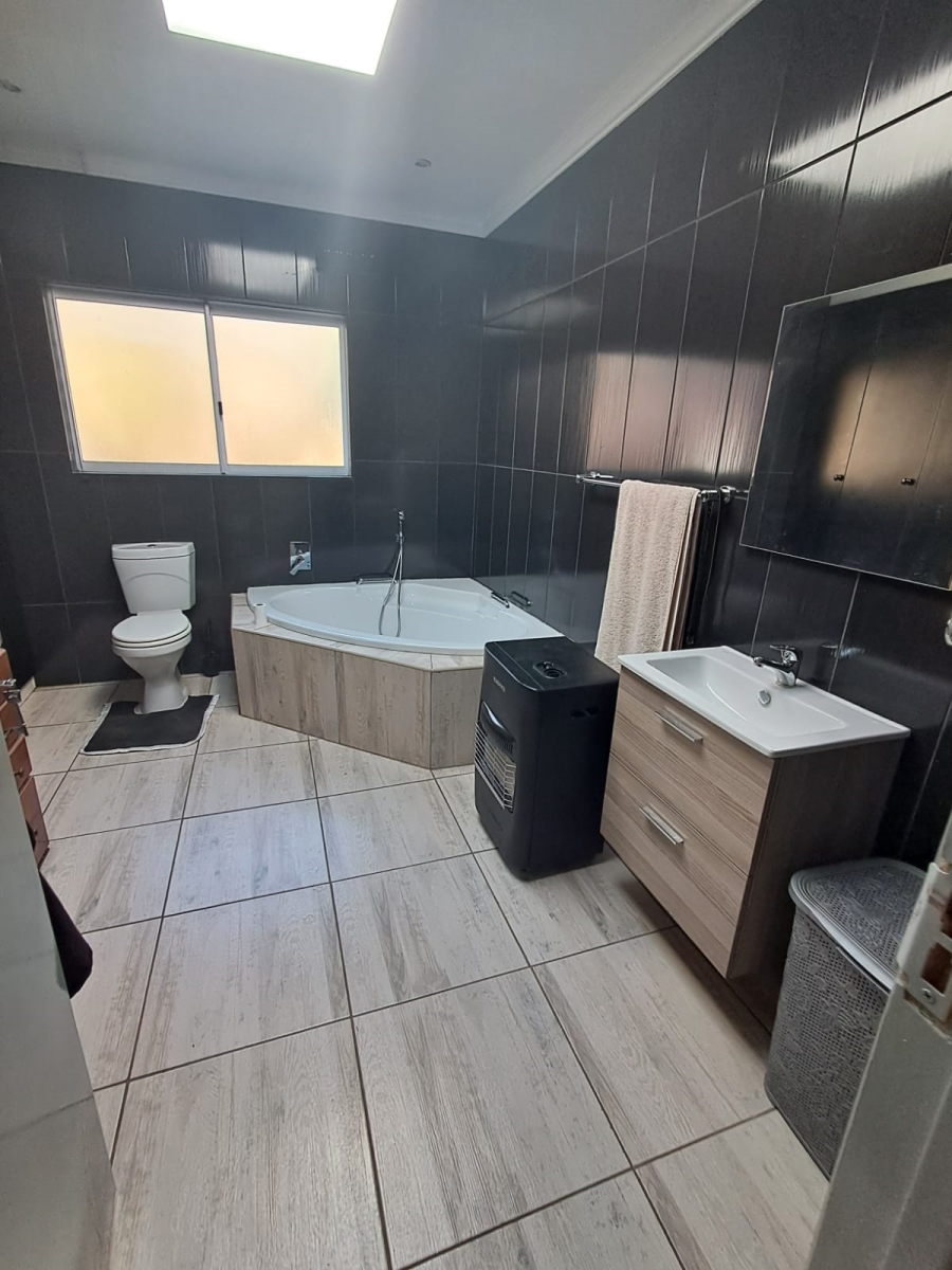 4 Bedroom Property for Sale in Brackenhurst Gauteng