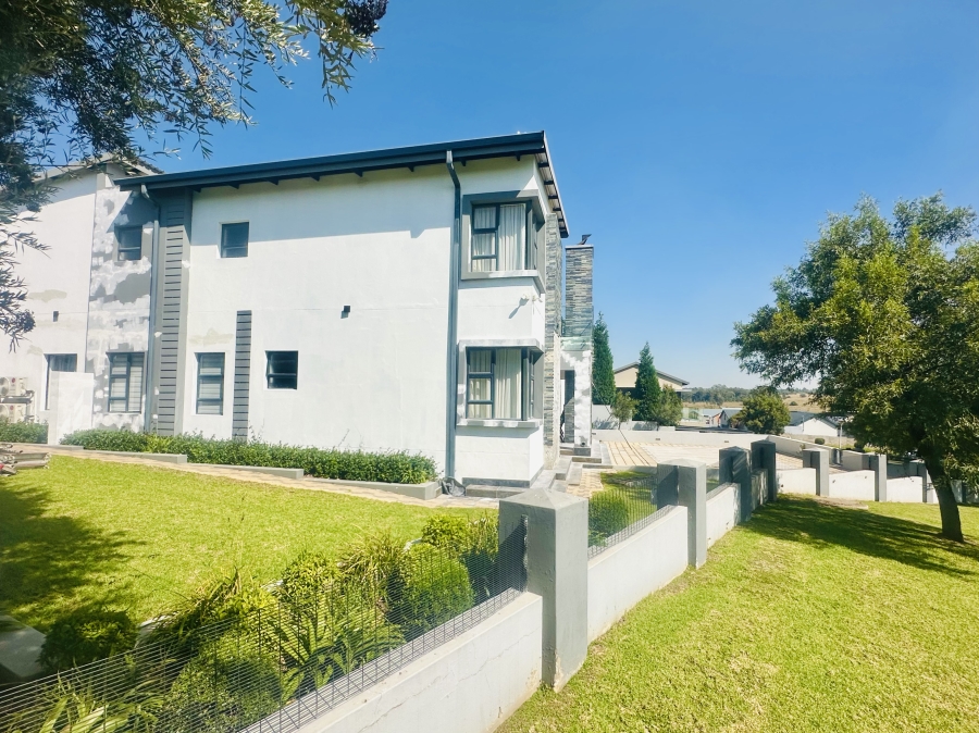 5 Bedroom Property for Sale in Copperleaf Estate Gauteng