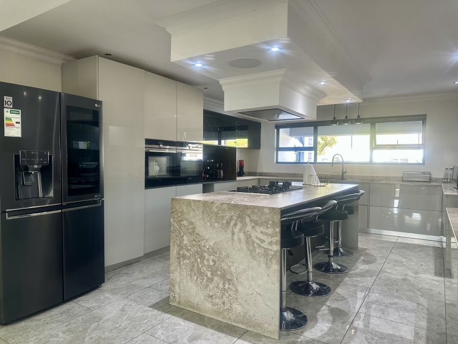 5 Bedroom Property for Sale in Copperleaf Estate Gauteng