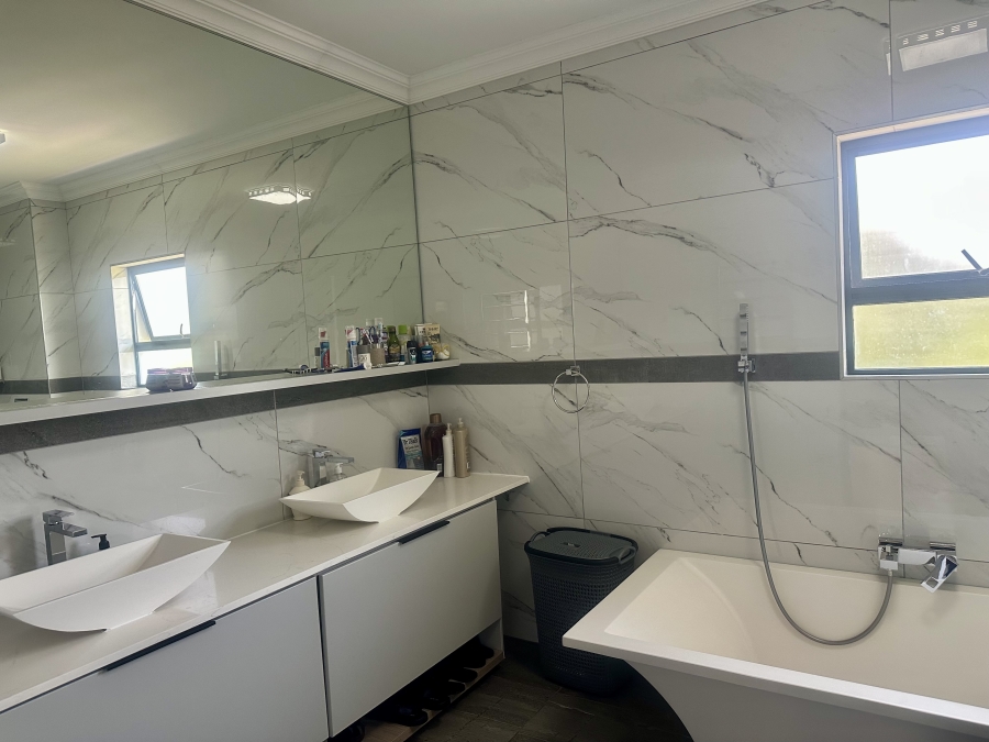 5 Bedroom Property for Sale in Copperleaf Estate Gauteng