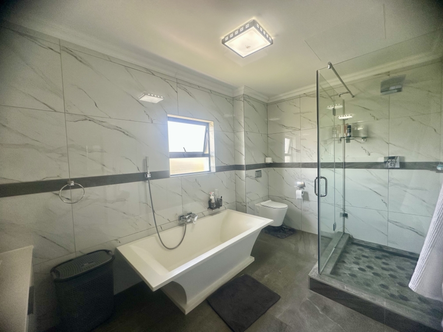 5 Bedroom Property for Sale in Copperleaf Estate Gauteng