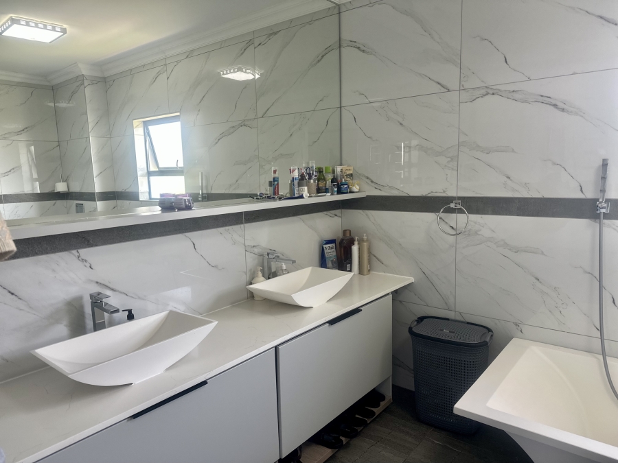 5 Bedroom Property for Sale in Copperleaf Estate Gauteng