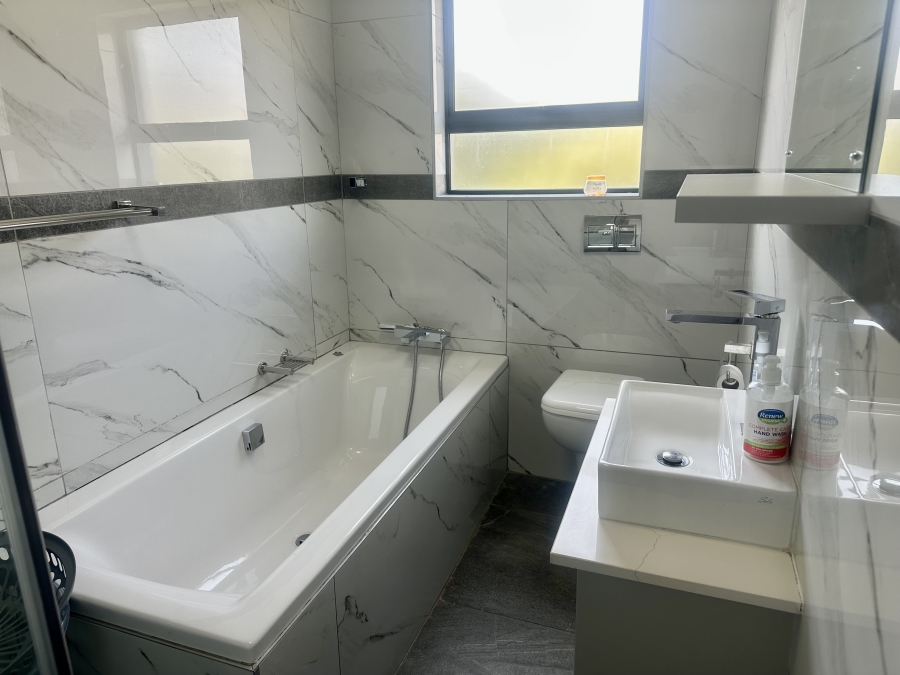 5 Bedroom Property for Sale in Copperleaf Estate Gauteng