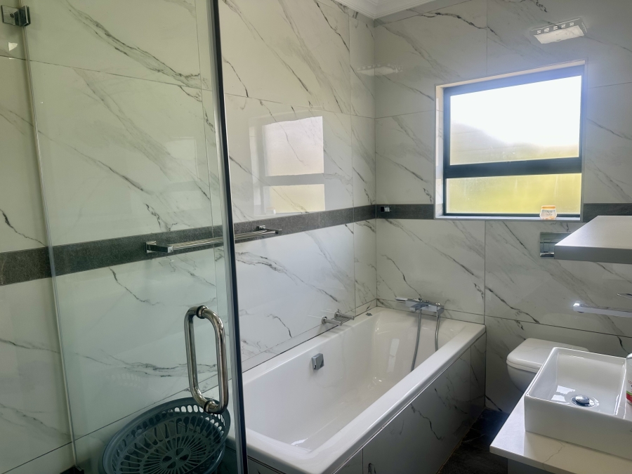 5 Bedroom Property for Sale in Copperleaf Estate Gauteng