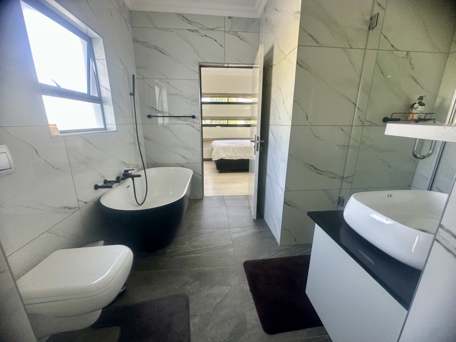 5 Bedroom Property for Sale in Copperleaf Estate Gauteng