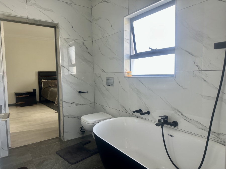 5 Bedroom Property for Sale in Copperleaf Estate Gauteng