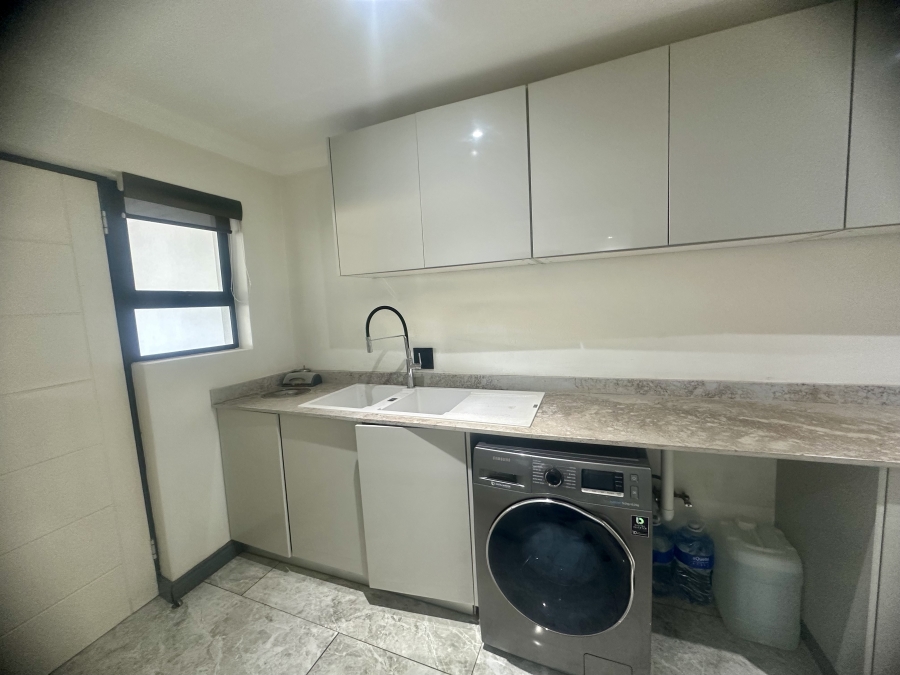 5 Bedroom Property for Sale in Copperleaf Estate Gauteng