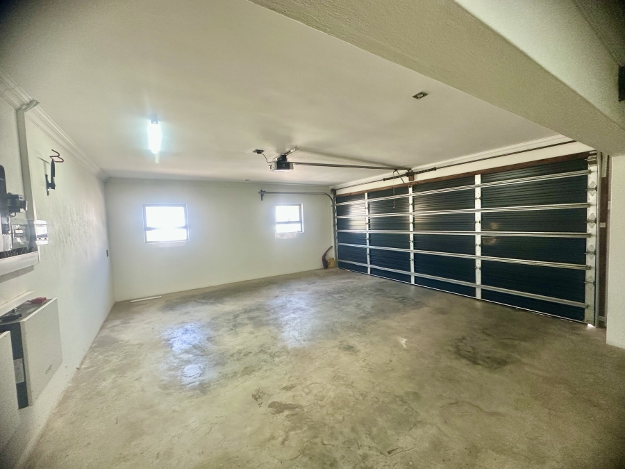 5 Bedroom Property for Sale in Copperleaf Estate Gauteng