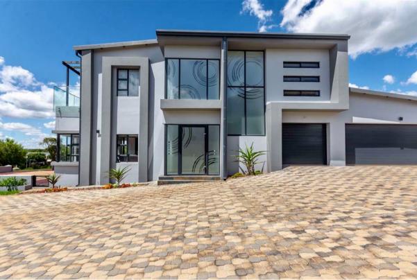 5 Bedroom Property for Sale in Copperleaf Estate Gauteng