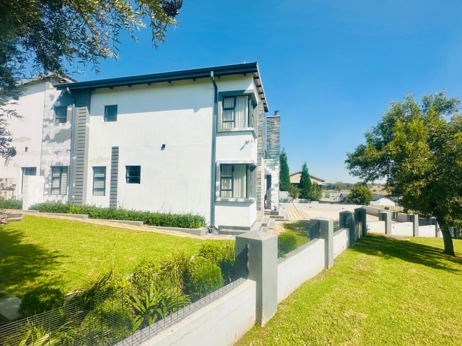 5 Bedroom Property for Sale in Copperleaf Estate Gauteng