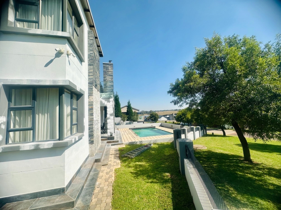5 Bedroom Property for Sale in Copperleaf Estate Gauteng