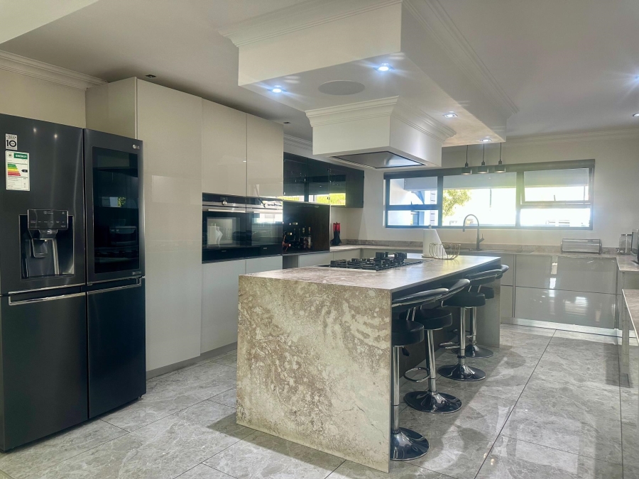 5 Bedroom Property for Sale in Copperleaf Estate Gauteng