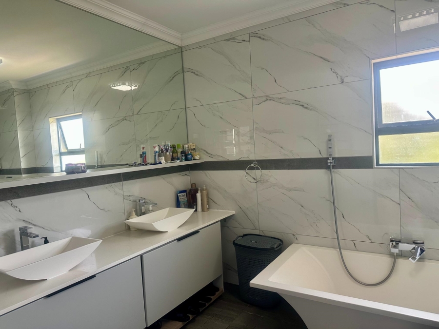 5 Bedroom Property for Sale in Copperleaf Estate Gauteng