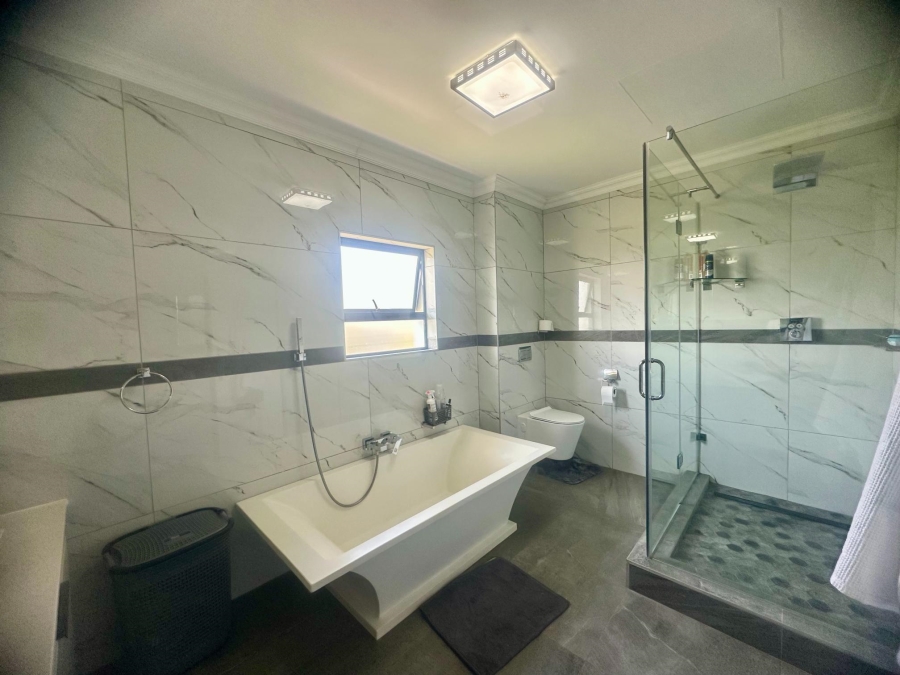 5 Bedroom Property for Sale in Copperleaf Estate Gauteng