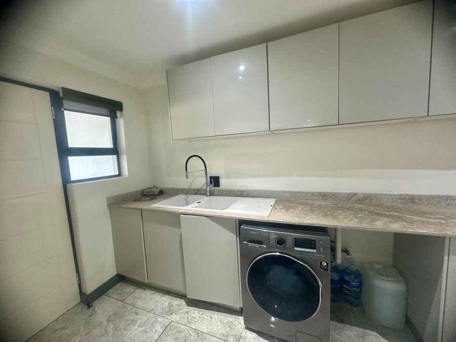 5 Bedroom Property for Sale in Copperleaf Estate Gauteng