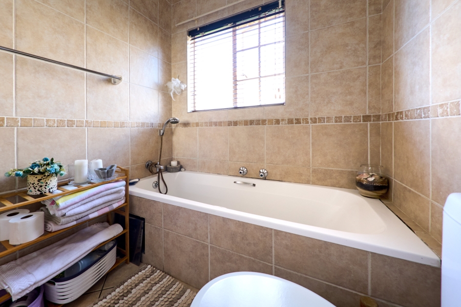 2 Bedroom Property for Sale in Noordwyk Gauteng
