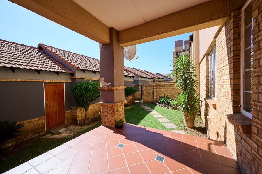 2 Bedroom Property for Sale in Noordwyk Gauteng