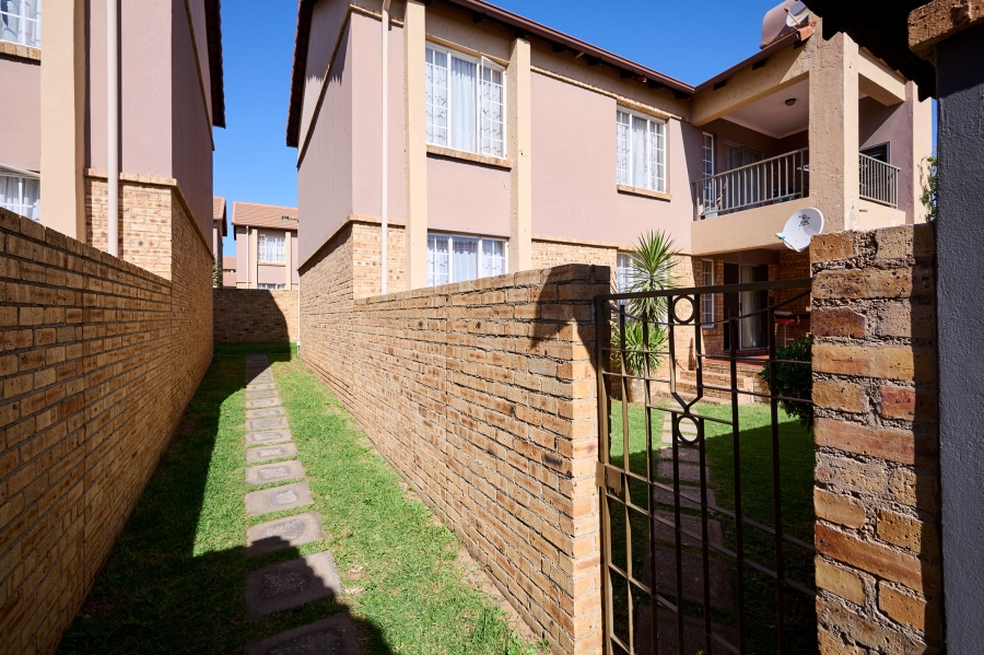 2 Bedroom Property for Sale in Noordwyk Gauteng