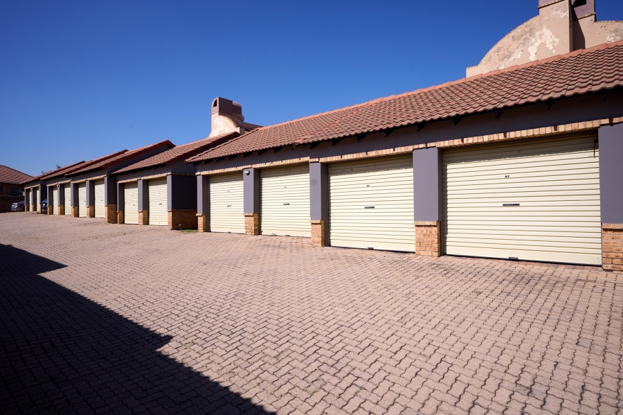 2 Bedroom Property for Sale in Noordwyk Gauteng