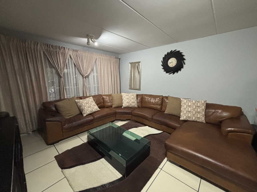 To Let 3 Bedroom Property for Rent in Sonneglans Gauteng