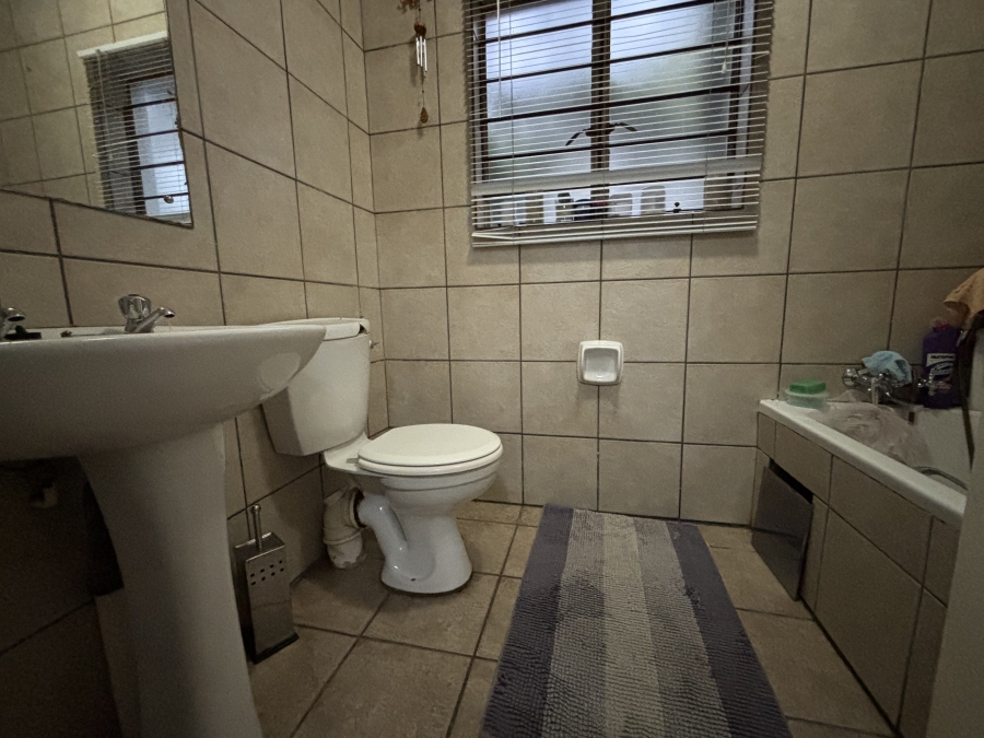 To Let 3 Bedroom Property for Rent in Sonneglans Gauteng