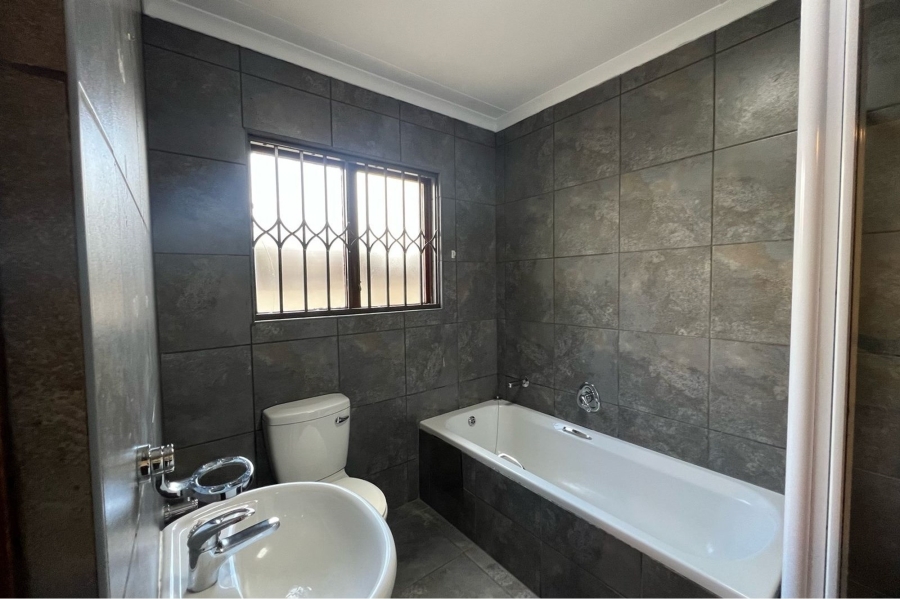 To Let 2 Bedroom Property for Rent in North Riding Gauteng