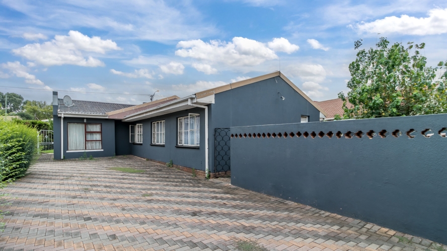 To Let 3 Bedroom Property for Rent in Bosmont Gauteng