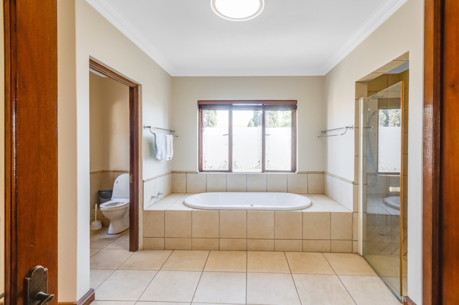 5 Bedroom Property for Sale in Dainfern Golf Estate Gauteng