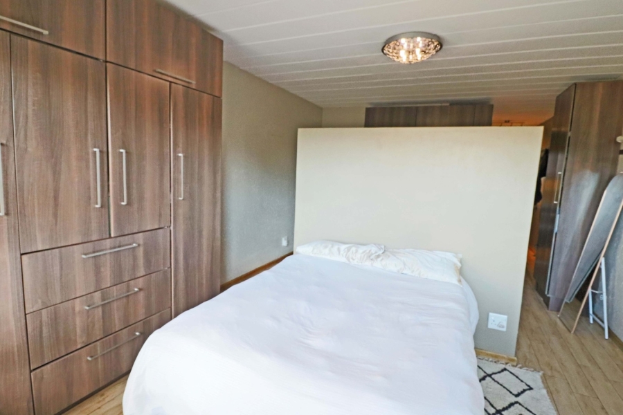 1 Bedroom Property for Sale in Rivonia Gauteng