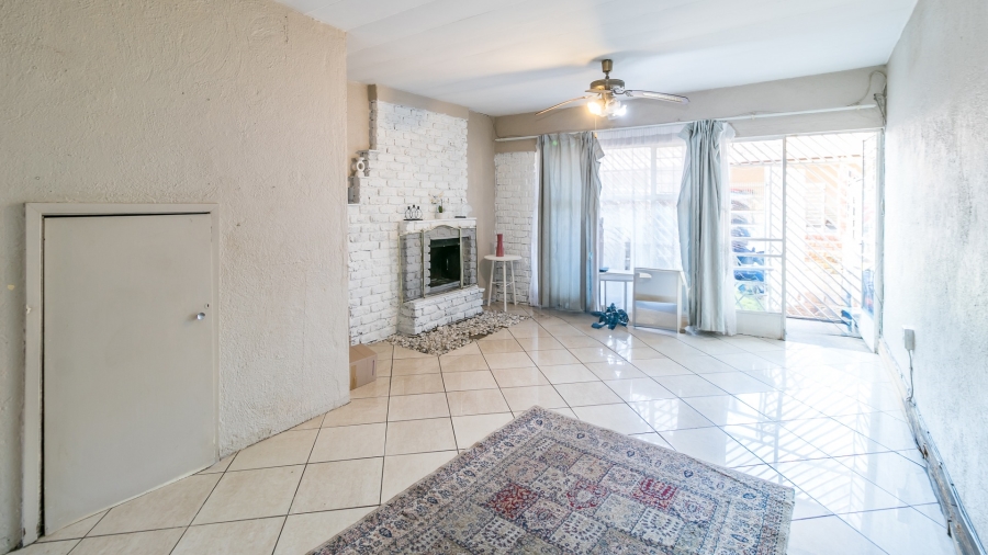 2 Bedroom Property for Sale in Fontainebleau Gauteng