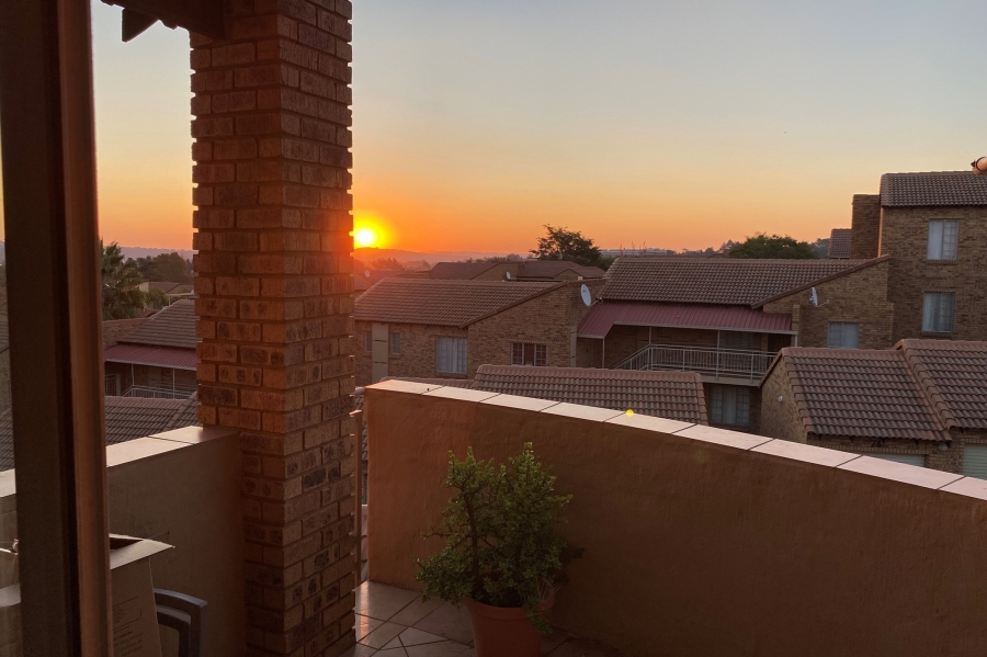 2 Bedroom Property for Sale in Die Hoewes Gauteng