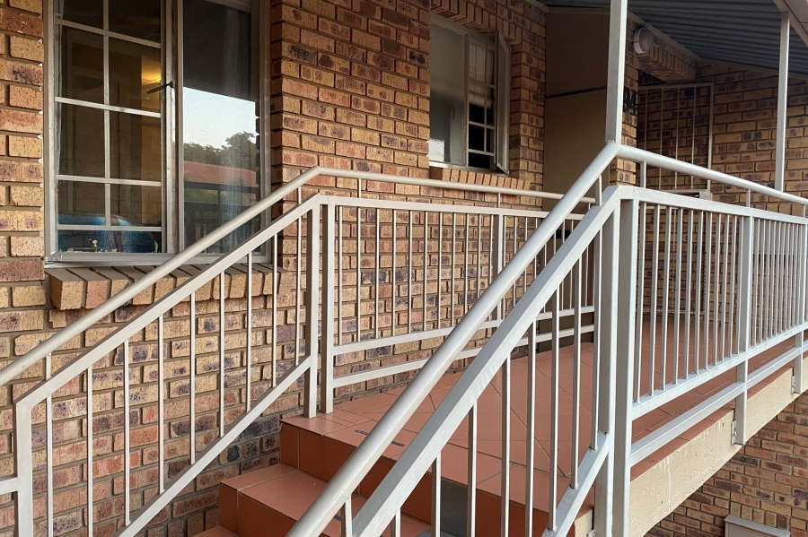 2 Bedroom Property for Sale in Die Hoewes Gauteng