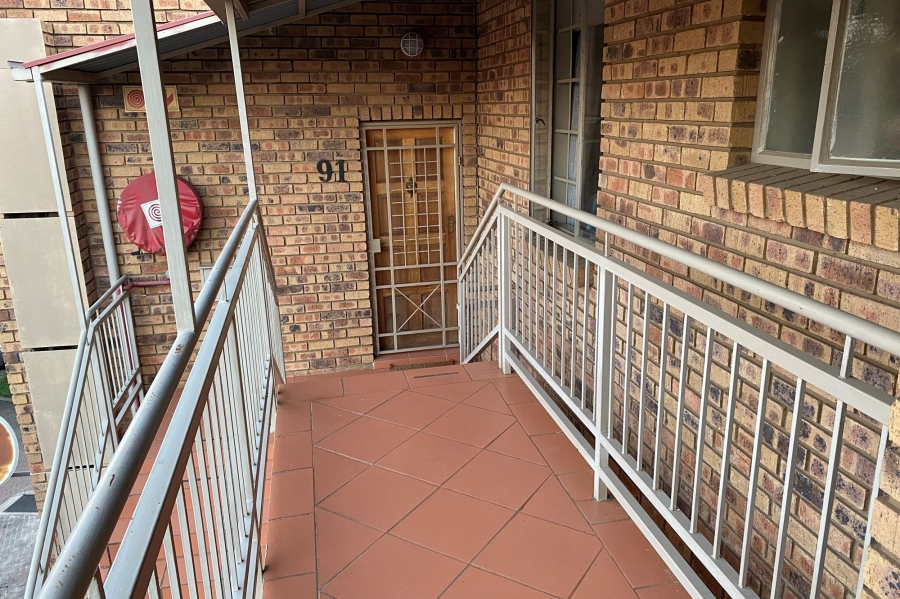 2 Bedroom Property for Sale in Die Hoewes Gauteng