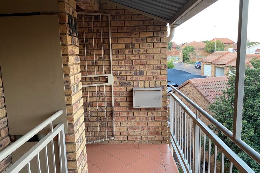 2 Bedroom Property for Sale in Die Hoewes Gauteng