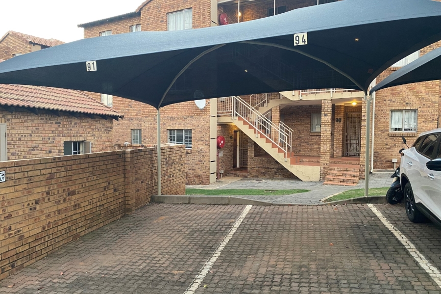 2 Bedroom Property for Sale in Die Hoewes Gauteng